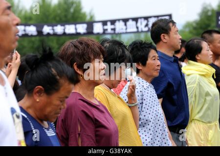 Yongji, Chinas Provinz Jilin. 10. Juni 2016. Bewohner an einer Trauerfeier für Shen Liangliang teilnehmen, ein getötet chinesische UN-Peacekeeper in einem terroristischen Angriff in Mali, in Yongji County, Nordosten Chinas Provinz Jilin, 10. Juni 2016. Shen wurde in den letzten Angriff von Extremisten auf eine UN-Mission-Camp in Mali getötet, die auch einige seiner Kollegen verletzt. © Zeng Tao/Xinhua/Alamy Live-Nachrichten Stockfoto