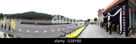 Yongji, Chinas Provinz Jilin. 10. Juni 2016. Am 10. Juni 2016 mit einem Handy aufgenommenes Foto zeigt das Panorama von einer Beerdigung Serivce für Shen Liangliang, ein getötet chinesische UN-Peacekeeper in einem terroristischen Angriff in Mali, in Yongji County, Nordosten Chinas Provinz Jilin, 10. Juni 2016. Shen wurde in den letzten Angriff von Extremisten auf eine UN-Mission-Camp in Mali getötet, die auch einige seiner Kollegen verletzt. © Yin Gang/Xinhua/Alamy Live-Nachrichten Stockfoto