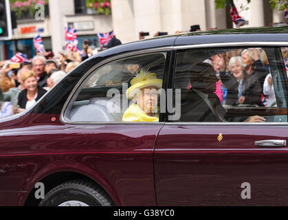 London, UK. 10. Juni 2016. Großbritanniens Queen Elizabeth II (C) sitzt in einem Auto zur St. Pauls Cathedral Erntedank-Wehrdienst anlässlich der 90. Geburtstag der Königin am 10. Juni 2016 in London, Großbritannien. Bildnachweis: Han Yan/Xinhua/Alamy Live-Nachrichten Stockfoto