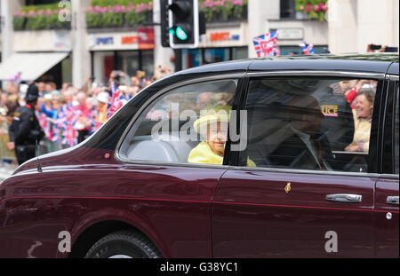 London, UK. 10. Juni 2016. Großbritanniens Queen Elizabeth II (C) sitzt in einem Auto zur St. Pauls Cathedral Erntedank-Wehrdienst anlässlich der 90. Geburtstag der Königin am 10. Juni 2016 in London, Großbritannien. Bildnachweis: Han Yan/Xinhua/Alamy Live-Nachrichten Stockfoto