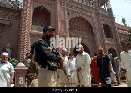 Peshawar. 10. Juni 2016. Ein Polizist steht Wache, wie pakistanische Muslime verlassen nach Freitag Mittag Gebete während des Ramadan in einer Moschee in Nordwest-Pakistan Peshawar, 10. Juni 2016 bietet. Bildnachweis: Umar Qayyum/Xinhua/Alamy Live-Nachrichten Stockfoto