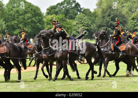 Hyde Park, London, UK. 10. Juni 2016. Salutschüsse zum 95. Geburtstag von HRH The Duke of Edinburgh Stockfoto