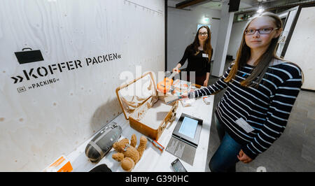 Lübeck, Deutschland. 10. Juni 2016. Studenten Yahlina Flueh (l) und Gesa Mainhardt posiert mit ihrer Ausstellung, die Besuchern erlaubt, wählen Objekte, die für einen Flug in der Ausstellung "Fremde Heimat. Flucht Und Exil der Familie Mann "(lit.) "Fremde Heimat. Flucht und Exil der Familie Mann ") in Lübeck, Deutschland, 10. Juni 2016. Die Ausstellung im Buddenbrookhaus ist von 12. Juni 2016 bis 8. Januar 2017 geöffnet. Foto: MARKUS SCHOLZ/Dpa/Alamy Live News Stockfoto