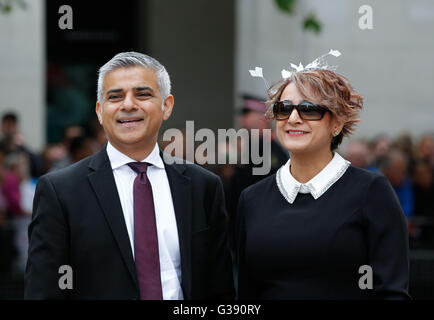 London, UK. 10. Juni 2016. Bürgermeister von London Sadiq Khan (L) und Frau Saadiya Khan ankommen in der St. Pauls Cathedral Erntedank-Wehrdienst anlässlich der 90. Geburtstag der Königin am 10. Juni 2016 in London, Großbritannien. Bildnachweis: Han Yan/Xinhua/Alamy Live-Nachrichten Stockfoto