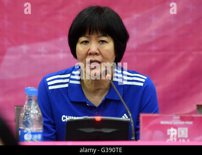 Beilun, China Zhejiang Provinz. 10. Juni 2016. Lang Ping, Trainer der China besucht die Pressekonferenz nach der FIVB Frauen Volleyball World Grand Prix 2016 Pool A1 Vorrunde match gegen Thailand bei Beilun Sports and Arts Hall in Beilun Bezirk von Ningbo der ostchinesischen Provinz Zhejiang, 10. Juni 2016. China gewann 3: 0. © Huang Zongzhi/Xinhua/Alamy Live-Nachrichten Stockfoto