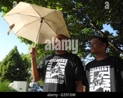 Louisville, USA. 10. Juni 2016. Dale James (l) und sein Sohn Kendric James aus Louisville Teilnahme an der Trauerfeier für Muhammad Ali in Louisville, USA, 10. Juni 2016. Eine Woche nach seinem Tod wird die Box-Legende Muhammad Ali begraben in seiner Heimatstadt Louisville, Kentucky. Foto: JOHANNES SCHMITT-TEGGE/Dpa/Alamy Live News Stockfoto