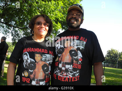 Louisville, USA. 10. Juni 2016. Lee (r) und Renee Marshall aus Atlanta, Georgia, Teilnahme an der Trauerfeier für Muhammad Ali in Louisville, USA, 10. Juni 2016. Eine Woche nach seinem Tod wird die Box-Legende Muhammad Ali begraben in seiner Heimatstadt Louisville, Kentucky. Foto: JOHANNES SCHMITT-TEGGE/Dpa/Alamy Live News Stockfoto