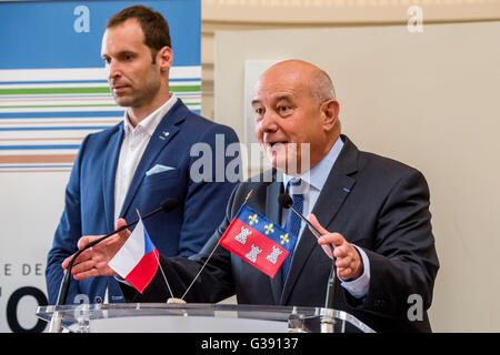 Tours, Frankreich. 10. Juni 2016. Die Stadt von Touren Bürgermeister Serge Babary (rechts) und Torhüter Petr Cech Tagung des Bürgermeisters mit der Tschechischen Nationalmannschaft im Rathaus Tours, France, 10. Juni 2016. Im Clarion Hotel Chateau Belmont in Touren wird die tschechische Nationalmannschaft während der Fußball EM 2016-EM Haus. Die tschechischen Spieler setzen Sie in ein starkes Gebot das stilvollste Team bei der Euro 2016 gekrönt zu werden. © David Tanecek/CTK Foto/Alamy Live-Nachrichten Stockfoto