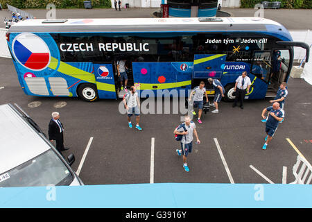 Tours, Frankreich. 10. Juni 2016. Die tschechische Nationalmannschaft kommt mit dem Bus nach der Trainingseinheit in Tours, Frankreich, 10. Juni 2016, wo wird es während der Meisterschaft der Fußball EM 2016 Haus. © David Tanecek/CTK Foto/Alamy Live-Nachrichten Stockfoto