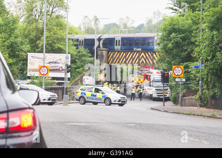 Milngavie, Glasgow, Schottland, Großbritannien. 10. Juni 2016. ScotRail Zug Überfahren einer Eisenbahnbrücke unter der LKW eingeklemmt werden.  Der Vorfall wurde von Polizei und der schottischen Feuerwehren und Rettungsdienste und die Straße - an der Kreuzung von Glasgow Road und Auchenhowie Road - war seit einiger Zeit im Laufe des Vormittags geschlossen, da der LKW entfernt wurde.  Es wurden keine Berichte über Verletzungen und die Straße hat seitdem wieder eröffnet. Bildnachweis: Kay Roxby/Alamy Live-Nachrichten Stockfoto