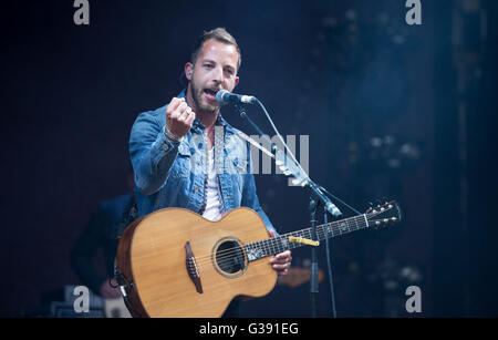 Britischer Sänger James Morrison während seiner "Höher als hier" Tour am Stadtpark (Stadtpark) in Hamburg, Deutschland, 9. Juni 2016. Foto: DANIEL REINHARDT/dpa Stockfoto