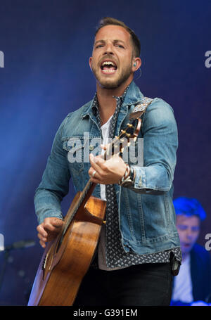 Britischer Sänger James Morrison während seiner "Höher als hier" Tour am Stadtpark (Stadtpark) in Hamburg, Deutschland, 9. Juni 2016. Foto: DANIEL REINHARDT/dpa Stockfoto