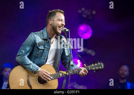 Britischer Sänger James Morrison während seiner "Höher als hier" Tour am Stadtpark (Stadtpark) in Hamburg, Deutschland, 9. Juni 2016. Foto: DANIEL REINHARDT/dpa Stockfoto