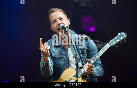 Britischer Sänger James Morrison während seiner "Höher als hier" Tour am Stadtpark (Stadtpark) in Hamburg, Deutschland, 9. Juni 2016. Foto: DANIEL REINHARDT/dpa Stockfoto