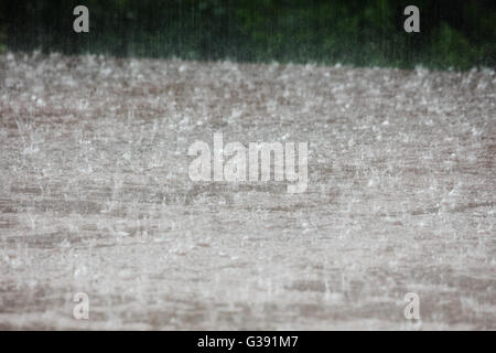 Sheffield, South Yorkshire, England. 10. Juni 2016. UK Wetter: Sintflutartige Regenfälle Überschwemmungen und springt vom Flachdach in Sheffield South Yorkshire heftigen Regenfälle unterworfen ist. Bildnachweis: Graham Dunn/Alamy Live-Nachrichten Stockfoto