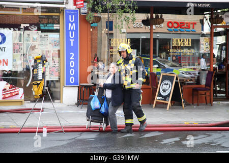 Harringay, North London 10. Juni 2016 über 40 Feuergefechte, 8 Feuerwehrautos besuchen eine zweite Etage über eine Cafebar im Green Lanes an der Kreuzung der St Anns Road, Harringay, North London. Bildnachweis: Dinendra Haria/Alamy Live-Nachrichten Stockfoto