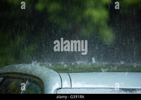 Sheffield, South Yorkshire, England. 10. Juni 2016. UK-Wetter: Sintflutartige Regenfälle spritzt aus einem Autodach in Sheffield South Yorkshire heftigen Regenfälle unterworfen ist. Bildnachweis: Graham Dunn/Alamy Live-Nachrichten Stockfoto
