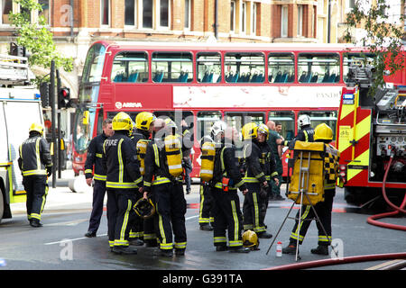 Harringay, North London 10. Juni 2016 über 40 Feuergefechte, 8 Feuerwehrautos besuchen eine zweite Etage über eine Cafebar im Green Lanes an der Kreuzung der St Anns Road, Harringay, North London. Bildnachweis: Dinendra Haria/Alamy Live-Nachrichten Stockfoto