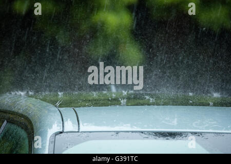 Sheffield, South Yorkshire, England. 10. Juni 2016. UK-Wetter: Sintflutartige Regenfälle spritzt aus einem Autodach in Sheffield South Yorkshire heftigen Regenfälle unterworfen ist. Bildnachweis: Graham Dunn/Alamy Live-Nachrichten Stockfoto