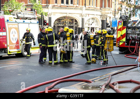 Harringay, North London 10. Juni 2016 über 40 Feuergefechte, 8 Feuerwehrautos besuchen eine zweite Etage über eine Cafebar im Green Lanes an der Kreuzung der St Anns Road, Harringay, North London. Bildnachweis: Dinendra Haria/Alamy Live-Nachrichten Stockfoto