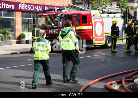 Harringay, North London 10. Juni 2016 über 40 Feuergefechte, 8 Feuerwehrautos besuchen eine zweite Etage über eine Cafebar im Green Lanes an der Kreuzung der St Anns Road, Harringay, North London. Bildnachweis: Dinendra Haria/Alamy Live-Nachrichten Stockfoto