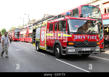 Harringay, North London 10. Juni 2016 über 40 Feuergefechte, 8 Feuerwehrautos besuchen eine zweite Etage über eine Cafebar im Green Lanes an der Kreuzung der St Anns Road, Harringay, North London. Bildnachweis: Dinendra Haria/Alamy Live-Nachrichten Stockfoto