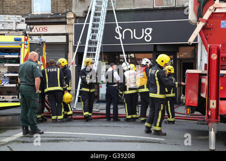 Harringay, North London 10. Juni 2016 über 40 Feuergefechte, 8 Feuerwehrautos besuchen eine zweite Etage über eine Cafebar im Green Lanes an der Kreuzung der St Anns Road, Harringay, North London. Bildnachweis: Dinendra Haria/Alamy Live-Nachrichten Stockfoto