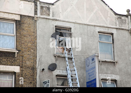 Harringay, North London 10. Juni 2016 über 40 Feuergefechte, 8 Feuerwehrautos besuchen eine zweite Etage über eine Cafebar im Green Lanes an der Kreuzung der St Anns Road, Harringay, North London. Bildnachweis: Dinendra Haria/Alamy Live-Nachrichten Stockfoto