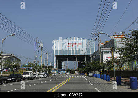 Geoje, Gyeongnam, Südkorea. 10. Juni 2016. Blick auf Schiff Block Montagehalle in SPP Shipbuilding Company in Tongyoung, Südkorea. Süd KoreaÂ¡Â¯s Regierung ist an der Spitze der Bemühungen zur Wiederbelebung der Werften, die fast 62.000 Mitarbeiter beschäftigen und 1,4 Prozent der NationÂ¡Â¯s Herstellung Sektor Beschäftigten. Nach Verpfändung aktive Schritte im April, das Sektor-Wetter die Verlangsamung zu helfen, kündigte politische Entscheidungsträger in Seoul am Mittwoch einen 11 Billionen Won ($ 9,5 Milliarden) Fonds Kreditgeber Verluste auffangen helfen. © Seung Il Ryu/ZUMA Draht/Alamy Live-Nachrichten Stockfoto