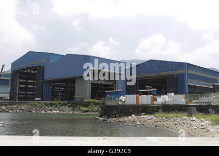 Geoje, Gyeongnam, Südkorea. 10. Juni 2016. Blick auf leeren Speicher Shop bei Sungnae Schiffbau Industriekomplex in Geoje, Südkorea. Süd KoreaÂ¡Â¯s Regierung ist an der Spitze der Bemühungen zur Wiederbelebung der Werften, die fast 62.000 Mitarbeiter beschäftigen und 1,4 Prozent der NationÂ¡Â¯s Herstellung Sektor Beschäftigten. Nach Verpfändung aktive Schritte im April, das Sektor-Wetter die Verlangsamung zu helfen, kündigte politische Entscheidungsträger in Seoul am Mittwoch einen 11 Billionen Won ($ 9,5 Milliarden) Fonds Kreditgeber Verluste auffangen helfen. © Seung Il Ryu/ZUMA Draht/Alamy Live-Nachrichten Stockfoto