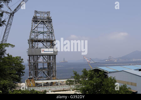 Geoje, Gyeongnam, Südkorea. 10. Juni 2016. US-tiefes Wasser Firma Derrick Transocean im Bau am NOV Sadeung Hof in Geoje, Südkorea. Süd KoreaÂ¡Â¯s Regierung ist an der Spitze der Bemühungen zur Wiederbelebung der Werften, die fast 62.000 Mitarbeiter beschäftigen und 1,4 Prozent der NationÂ¡Â¯s Herstellung Sektor Beschäftigten. Nach Verpfändung aktive Schritte im April, das Sektor-Wetter die Verlangsamung zu helfen, kündigte politische Entscheidungsträger in Seoul am Mittwoch einen 11 Billionen Won ($ 9,5 Milliarden) Fonds Kreditgeber Verluste auffangen helfen. © Seung Il Ryu/ZUMA Draht/Alamy Live-Nachrichten Stockfoto