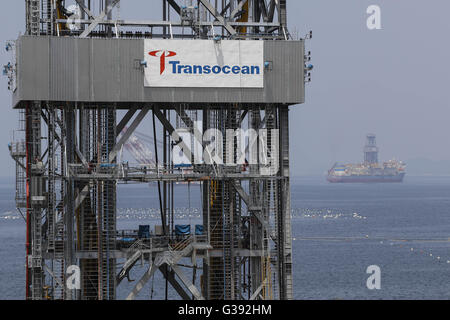 Geoje, Gyeongnam, Südkorea. 10. Juni 2016. US-tiefes Wasser Firma Derrick Transocean im Bau am NOV Sadeung Hof in Geoje, Südkorea. Süd KoreaÂ¡Â¯s Regierung ist an der Spitze der Bemühungen zur Wiederbelebung der Werften, die fast 62.000 Mitarbeiter beschäftigen und 1,4 Prozent der NationÂ¡Â¯s Herstellung Sektor Beschäftigten. Nach Verpfändung aktive Schritte im April, das Sektor-Wetter die Verlangsamung zu helfen, kündigte politische Entscheidungsträger in Seoul am Mittwoch einen 11 Billionen Won ($ 9,5 Milliarden) Fonds Kreditgeber Verluste auffangen helfen. © Seung Il Ryu/ZUMA Draht/Alamy Live-Nachrichten Stockfoto