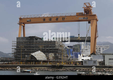 Geoje, Gyeongnam, Südkorea. 10. Juni 2016. Schiff-Block im Bau Sungnae Schiffbau Industriekomplex in Geoje, Südkorea. Süd KoreaÂ¡Â¯s Regierung ist an der Spitze der Bemühungen zur Wiederbelebung der Werften, die fast 62.000 Mitarbeiter beschäftigen und 1,4 Prozent der NationÂ¡Â¯s Herstellung Sektor Beschäftigten. Nach Verpfändung aktive Schritte im April, das Sektor-Wetter die Verlangsamung zu helfen, kündigte politische Entscheidungsträger in Seoul am Mittwoch einen 11 Billionen Won ($ 9,5 Milliarden) Fonds Kreditgeber Verluste auffangen helfen. © Seung Il Ryu/ZUMA Draht/Alamy Live-Nachrichten Stockfoto