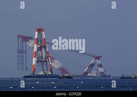 Geoje, Gyeongnam, Südkorea. 10. Juni 2016. Schwimmender Kran Stand durch Arbeit in der Nähe von Samsung Heavy Industry in Geoje, Südkorea. Süd KoreaÂ¡Â¯s Regierung ist an der Spitze der Bemühungen zur Wiederbelebung der Werften, die fast 62.000 Mitarbeiter beschäftigen und 1,4 Prozent der NationÂ¡Â¯s Herstellung Sektor Beschäftigten. Nach Verpfändung aktive Schritte im April, das Sektor-Wetter die Verlangsamung zu helfen, kündigte politische Entscheidungsträger in Seoul am Mittwoch einen 11 Billionen Won ($ 9,5 Milliarden) Fonds Kreditgeber Verluste auffangen helfen. © Seung Il Ryu/ZUMA Draht/Alamy Live-Nachrichten Stockfoto