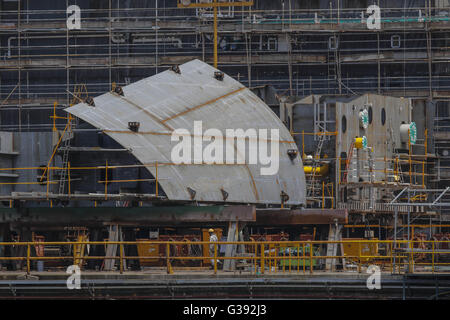 Geoje, Gyeongnam, Südkorea. 10. Juni 2016. Schiff-Block im Bau Sungnae Schiffbau Industriekomplex in Geoje, Südkorea. Süd KoreaÂ¡Â¯s Regierung ist an der Spitze der Bemühungen zur Wiederbelebung der Werften, die fast 62.000 Mitarbeiter beschäftigen und 1,4 Prozent der NationÂ¡Â¯s Herstellung Sektor Beschäftigten. Nach Verpfändung aktive Schritte im April, das Sektor-Wetter die Verlangsamung zu helfen, kündigte politische Entscheidungsträger in Seoul am Mittwoch einen 11 Billionen Won ($ 9,5 Milliarden) Fonds Kreditgeber Verluste auffangen helfen. © Seung Il Ryu/ZUMA Draht/Alamy Live-Nachrichten Stockfoto