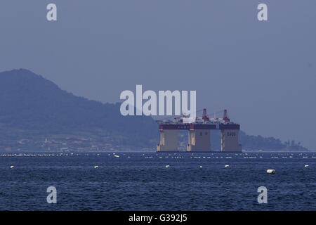 Geoje, Gyeongnam, Südkorea. 10. Juni 2016. Schwimmender Kran Stand durch Arbeit in der Nähe von Samsung Heavy Industry in Geoje, Südkorea. Süd KoreaÂ¡Â¯s Regierung ist an der Spitze der Bemühungen zur Wiederbelebung der Werften, die fast 62.000 Mitarbeiter beschäftigen und 1,4 Prozent der NationÂ¡Â¯s Herstellung Sektor Beschäftigten. Nach Verpfändung aktive Schritte im April, das Sektor-Wetter die Verlangsamung zu helfen, kündigte politische Entscheidungsträger in Seoul am Mittwoch einen 11 Billionen Won ($ 9,5 Milliarden) Fonds Kreditgeber Verluste auffangen helfen. © Seung Il Ryu/ZUMA Draht/Alamy Live-Nachrichten Stockfoto