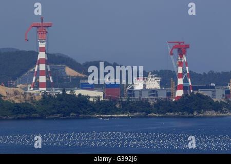 Geoje, Gyeongnam, Südkorea. 10. Juni 2016. Ansicht der Schiffbau-Werft bei STX in Tongyoung, Südkorea. Süd KoreaÂ¡Â¯s Regierung ist an der Spitze der Bemühungen zur Wiederbelebung der Werften, die fast 62.000 Mitarbeiter beschäftigen und 1,4 Prozent der NationÂ¡Â¯s Herstellung Sektor Beschäftigten. Nach Verpfändung aktive Schritte im April, das Sektor-Wetter die Verlangsamung zu helfen, kündigte politische Entscheidungsträger in Seoul am Mittwoch einen 11 Billionen Won ($ 9,5 Milliarden) Fonds Kreditgeber Verluste auffangen helfen. © Seung Il Ryu/ZUMA Draht/Alamy Live-Nachrichten Stockfoto