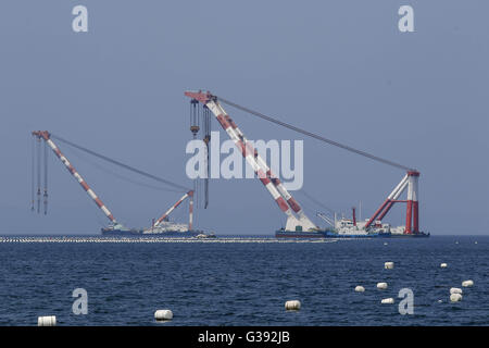 Geoje, Gyeongnam, Südkorea. 10. Juni 2016. Schwimmender Kran Stand durch Arbeit in der Nähe von Samsung Heavy Industry in Geoje, Südkorea. Süd KoreaÂ¡Â¯s Regierung ist an der Spitze der Bemühungen zur Wiederbelebung der Werften, die fast 62.000 Mitarbeiter beschäftigen und 1,4 Prozent der NationÂ¡Â¯s Herstellung Sektor Beschäftigten. Nach Verpfändung aktive Schritte im April, das Sektor-Wetter die Verlangsamung zu helfen, kündigte politische Entscheidungsträger in Seoul am Mittwoch einen 11 Billionen Won ($ 9,5 Milliarden) Fonds Kreditgeber Verluste auffangen helfen. © Seung Il Ryu/ZUMA Draht/Alamy Live-Nachrichten Stockfoto