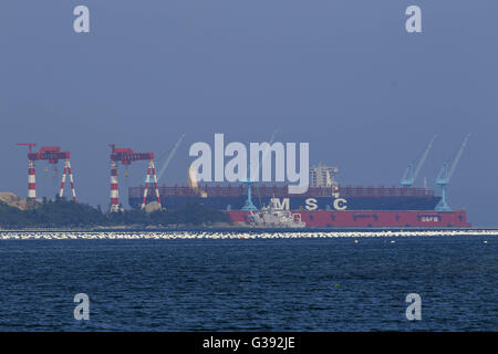 Geoje, Gyeongnam, Südkorea. 10. Juni 2016. Ansicht der Schiffbau-Werft bei STX in Tongyoung, Südkorea. Süd KoreaÂ¡Â¯s Regierung ist an der Spitze der Bemühungen zur Wiederbelebung der Werften, die fast 62.000 Mitarbeiter beschäftigen und 1,4 Prozent der NationÂ¡Â¯s Herstellung Sektor Beschäftigten. Nach Verpfändung aktive Schritte im April, das Sektor-Wetter die Verlangsamung zu helfen, kündigte politische Entscheidungsträger in Seoul am Mittwoch einen 11 Billionen Won ($ 9,5 Milliarden) Fonds Kreditgeber Verluste auffangen helfen. © Seung Il Ryu/ZUMA Draht/Alamy Live-Nachrichten Stockfoto