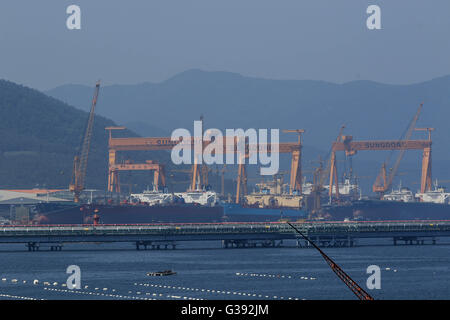 Geoje, Gyeongnam, Südkorea. 10. Juni 2016. Ansicht der Schiffbau-Industrie-Komplex in Tongyoung, Südkorea. Süd KoreaÂ¡Â¯s Regierung ist an der Spitze der Bemühungen zur Wiederbelebung der Werften, die fast 62.000 Mitarbeiter beschäftigen und 1,4 Prozent der NationÂ¡Â¯s Herstellung Sektor Beschäftigten. Nach Verpfändung aktive Schritte im April, das Sektor-Wetter die Verlangsamung zu helfen, kündigte politische Entscheidungsträger in Seoul am Mittwoch einen 11 Billionen Won ($ 9,5 Milliarden) Fonds Kreditgeber Verluste auffangen helfen. © Seung Il Ryu/ZUMA Draht/Alamy Live-Nachrichten Stockfoto