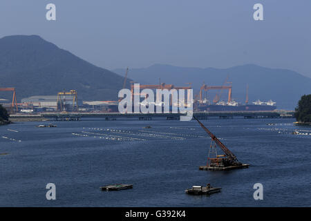 Geoje, Gyeongnam, Südkorea. 10. Juni 2016. Ansicht der Schiffbau-Industrie-Komplex in Tongyoung, Südkorea. Süd KoreaÂ¡Â¯s Regierung ist an der Spitze der Bemühungen zur Wiederbelebung der Werften, die fast 62.000 Mitarbeiter beschäftigen und 1,4 Prozent der NationÂ¡Â¯s Herstellung Sektor Beschäftigten. Nach Verpfändung aktive Schritte im April, das Sektor-Wetter die Verlangsamung zu helfen, kündigte politische Entscheidungsträger in Seoul am Mittwoch einen 11 Billionen Won ($ 9,5 Milliarden) Fonds Kreditgeber Verluste auffangen helfen. © Seung Il Ryu/ZUMA Draht/Alamy Live-Nachrichten Stockfoto