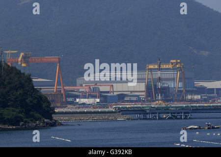 Geoje, Gyeongnam, Südkorea. 10. Juni 2016. Ansicht der Schiffbau-Industrie-Komplex in Tongyoung, Südkorea. Süd KoreaÂ¡Â¯s Regierung ist an der Spitze der Bemühungen zur Wiederbelebung der Werften, die fast 62.000 Mitarbeiter beschäftigen und 1,4 Prozent der NationÂ¡Â¯s Herstellung Sektor Beschäftigten. Nach Verpfändung aktive Schritte im April, das Sektor-Wetter die Verlangsamung zu helfen, kündigte politische Entscheidungsträger in Seoul am Mittwoch einen 11 Billionen Won ($ 9,5 Milliarden) Fonds Kreditgeber Verluste auffangen helfen. © Seung Il Ryu/ZUMA Draht/Alamy Live-Nachrichten Stockfoto