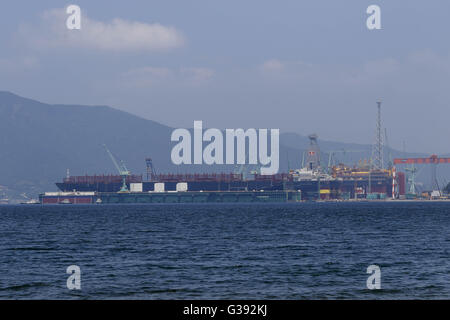 Geoje, Gyeongnam, Südkorea. 10. Juni 2016. Containerschiff Träger im Bau bei Samsung Heavy Industry in Geoje, Südkorea. Süd KoreaÂ¡Â¯s Regierung ist an der Spitze der Bemühungen zur Wiederbelebung der Werften, die fast 62.000 Mitarbeiter beschäftigen und 1,4 Prozent der NationÂ¡Â¯s Herstellung Sektor Beschäftigten. Nach Verpfändung aktive Schritte im April, das Sektor-Wetter die Verlangsamung zu helfen, kündigte politische Entscheidungsträger in Seoul am Mittwoch einen 11 Billionen Won ($ 9,5 Milliarden) Fonds Kreditgeber Verluste auffangen helfen. © Seung Il Ryu/ZUMA Draht/Alamy Live-Nachrichten Stockfoto