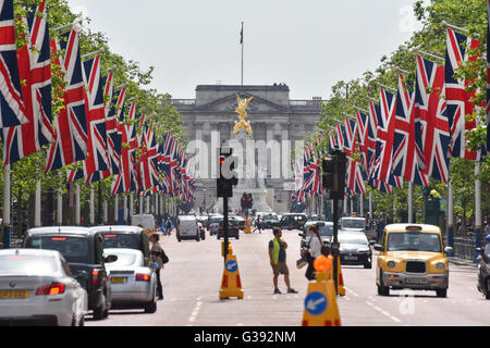 London, UK. 10. Juni 2016. 90. Geburtstag der Königin: Union Jack Fahnen vor den Feierlichkeiten in der Regent Street Stockfoto