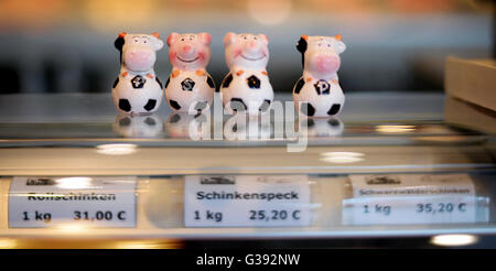 Berlin, Deutschland. 9. Juni 2016. Salz- und Pfefferstreuer in Form von Rind und Schwein Köpfe und einen Fußball in einer Metzgerei in Berlin, Deutschland, 9. Juni 2016. Foto: SUSANN PRAUTSCH/Dpa/Alamy Live News Stockfoto