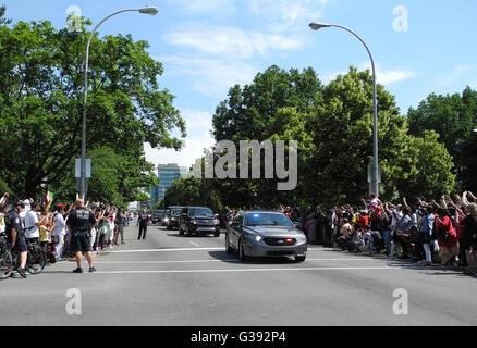 Louisville, USA. 10. Juni 2016. Viele Menschen nehmen an den Trauerzug für Muhammad Ali in Louisville, USA, 10. Juni 2016. Eine Woche nach dem Tod von Boxlegende Muhammad Ali, wird er in seiner Heimatstadt Louisville, Kentucky begraben. Foto: JOHANNES SCHMITT-TEGGE/Dpa/Alamy Live News Stockfoto