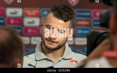 Tours, Frankreich. 10. Juni 2016. Tschechischer Fußballspieler Daniel Pudil beantwortet Fragen von Journalisten während einer Pressekonferenz vor der Tschechischen Nationalmannschaft Trainingseinheit in Tours, Frankreich, 10. Juni 2016, wo es während der Meisterschaft der Fußball EM 2016 beherbergen wird. © David Tanecek/CTK Foto/Alamy Live-Nachrichten Stockfoto