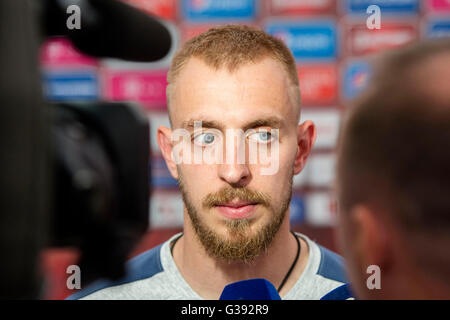 Tours, Frankreich. 10. Juni 2016. Tschechischer Fußballspieler und-Trainer Jiri Skalak beantwortet Fragen von Journalisten während einer Pressekonferenz vor der Tschechischen Nationalmannschaft Trainingseinheit in Tours, Frankreich, 10. Juni 2016, wo es während der Meisterschaft der Fußball EM 2016 beherbergen wird. © David Tanecek/CTK Foto/Alamy Live-Nachrichten Stockfoto