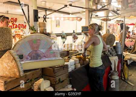 Outdoor-Marktstand in Lourmarin, Verkauf von Käse, Luberon, Vaucluse, Provence-Alpes-Côte d ' Azur, Frankreich Stockfoto