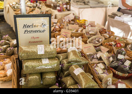 Outdoor-Marktstand in Lourmarin Verkauf Herbes de Provence, Luberon, Vaucluse, Provence-Alpes-Côte d ' Azur, Frankreich Stockfoto